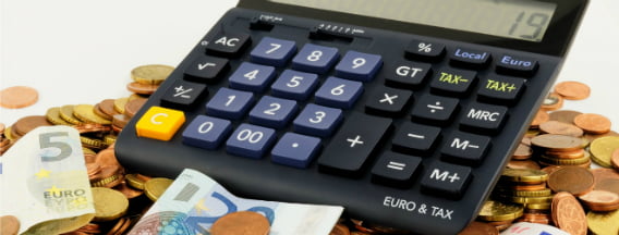 Financiering: geld en rekenmachine