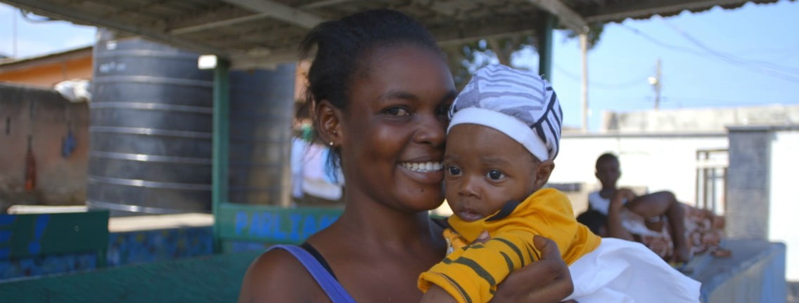 Schoon water in Ghana moeder en baby