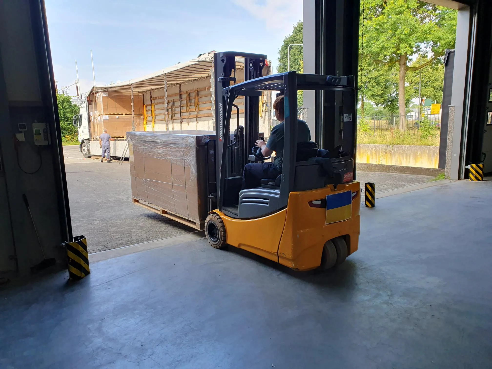 Loading boxes with solar panels with a fork lift