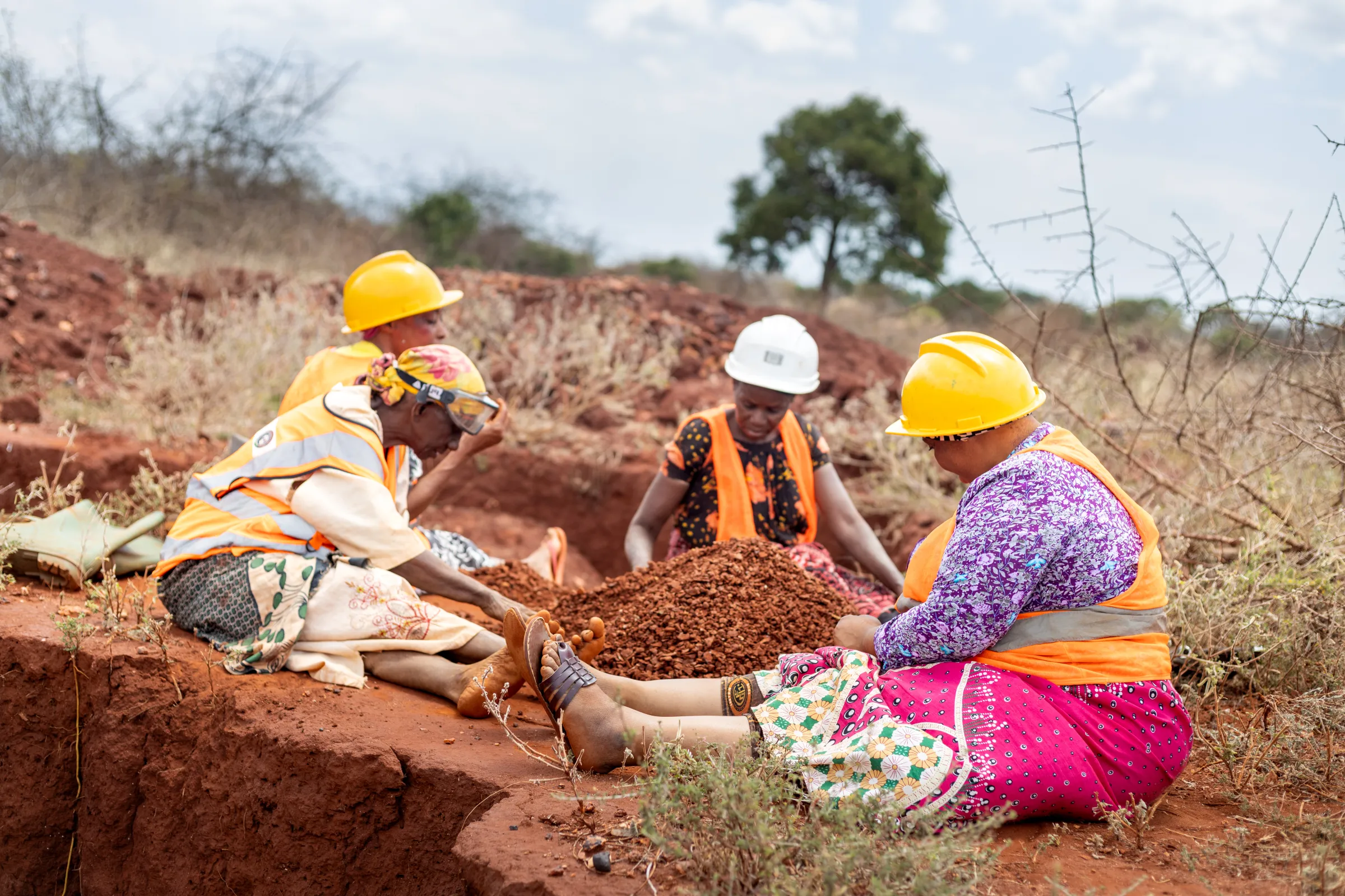 Vrouwen aan het werk bij mijn in Tanzania