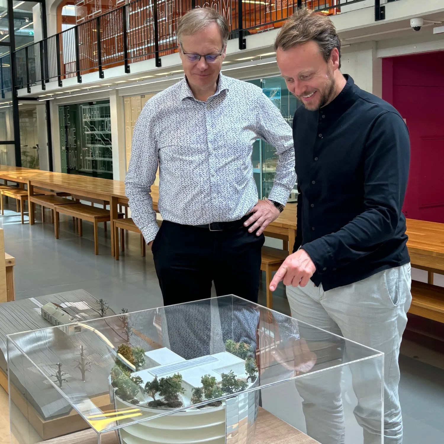 Bertrand Schippan en André Vreman bij een maquette van Het Depot