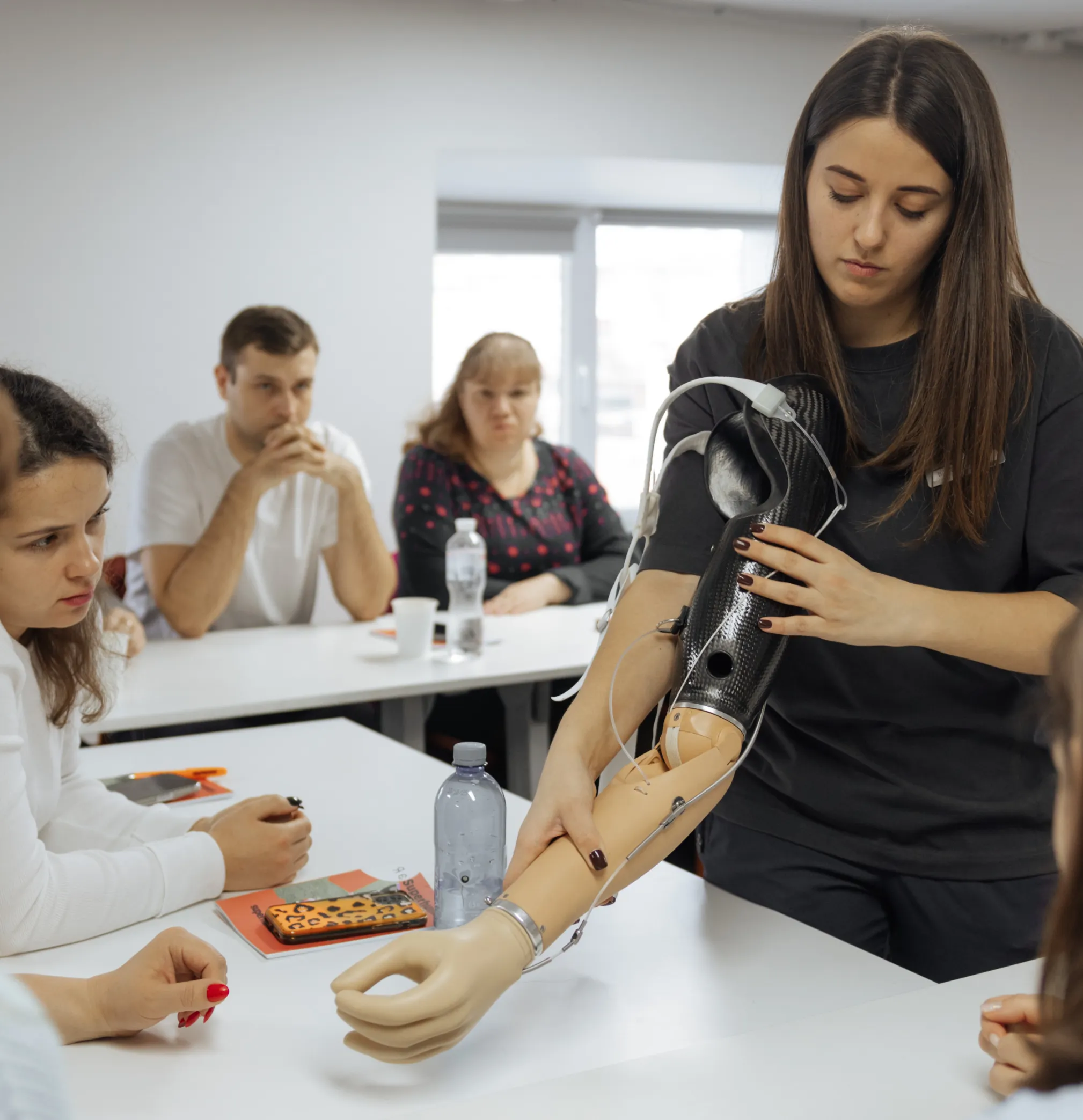 Explaining how an arm prosthesis works